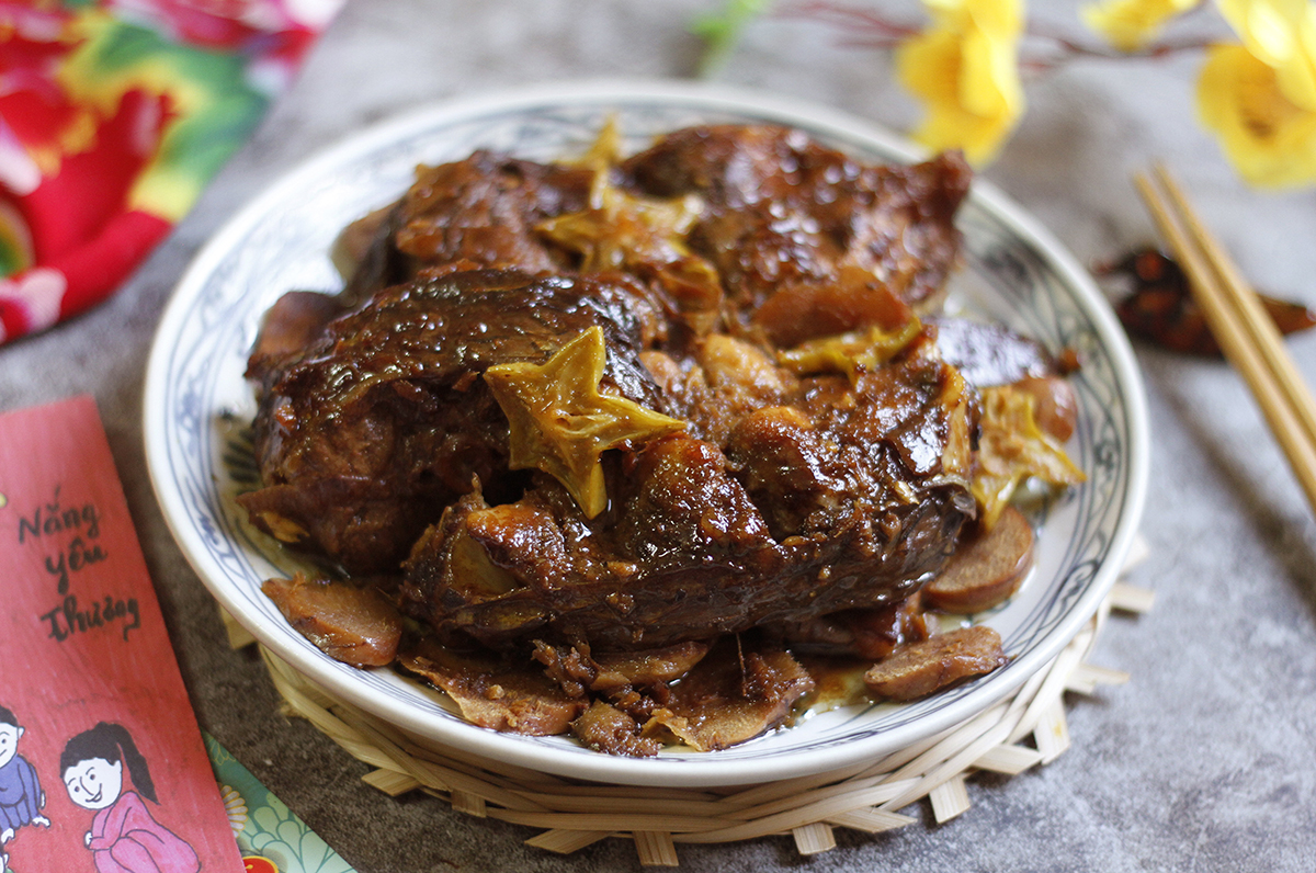 cá trắm đen kho riềng