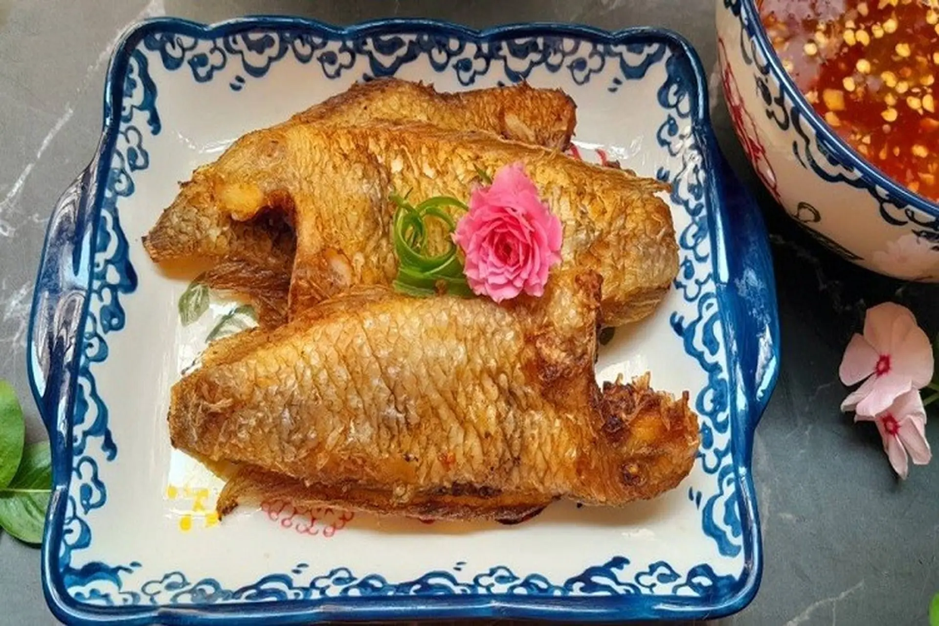 cá mó chiên giòn